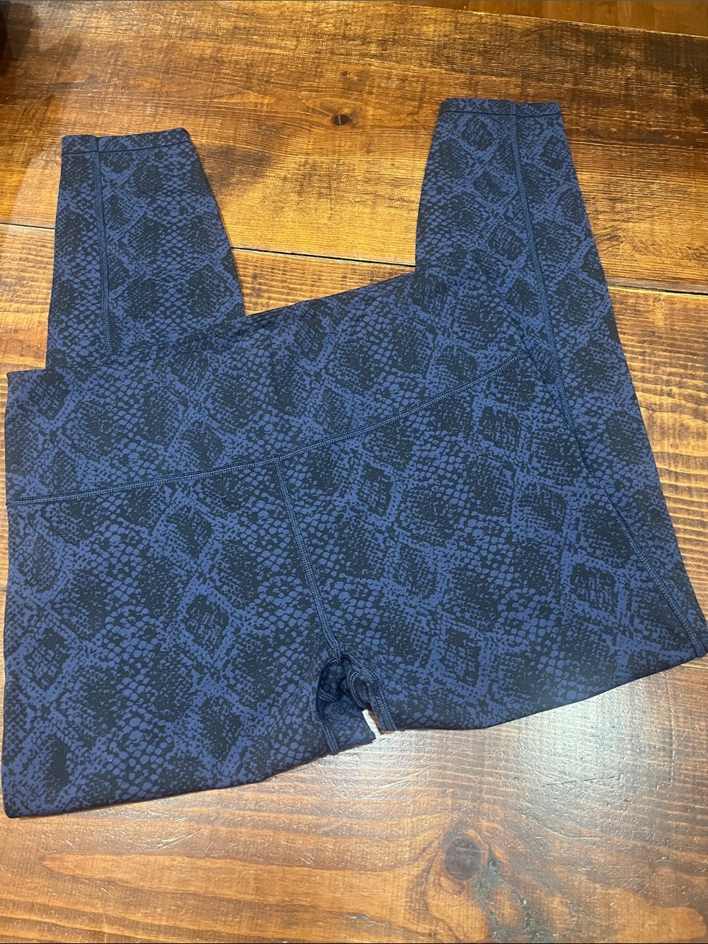 Athleta women’s blue snake skin print leggings M